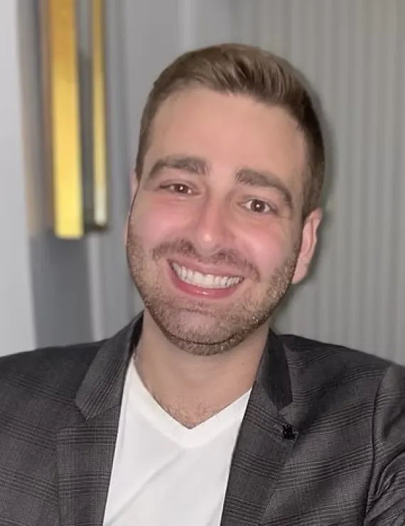 Photo of Barnathan Henry, IFS therapist in Brooklyn