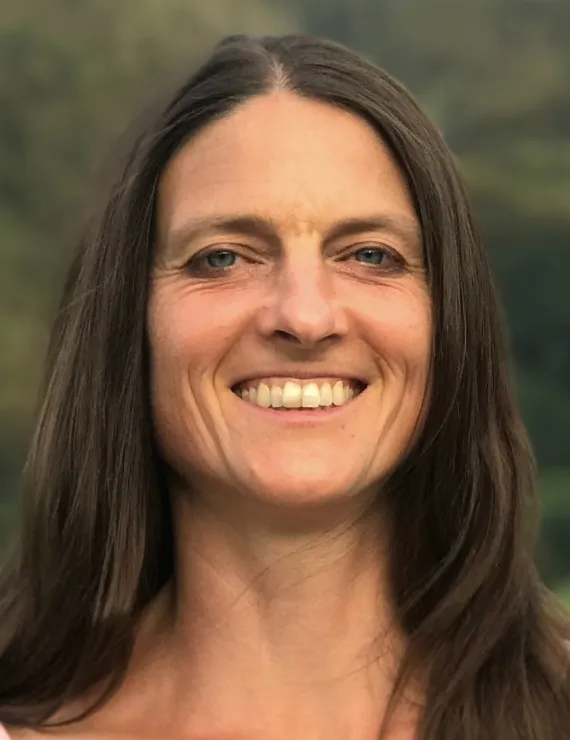 Photo of Curran Dina, IFS therapist in Edmonton