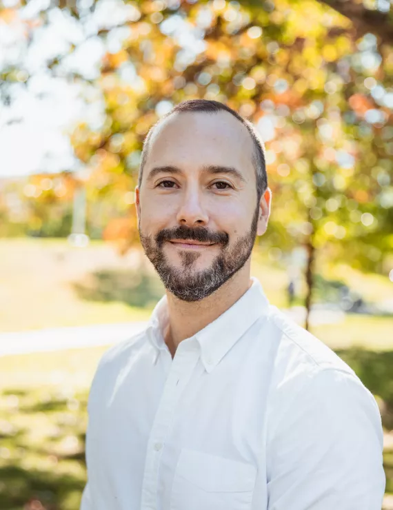 Photo of Girard Tom, IFS therapist in Brooklyn