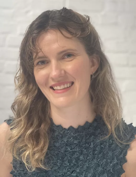 Photo of Gladstone Julia, IFS therapist in Philadelphia