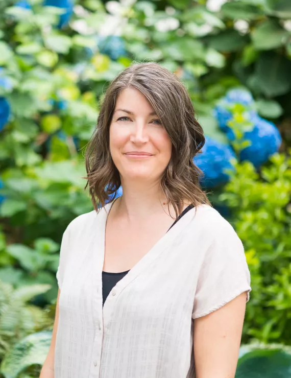 Photo of Ivison Maura, IFS therapist in Vancouver