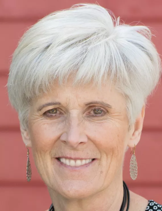 Photo of Menzel Sara, IFS therapist in Vancouver