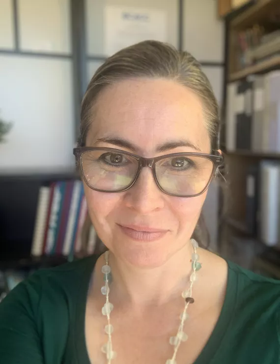 Photo of Neill Jo, IFS therapist in Vancouver
